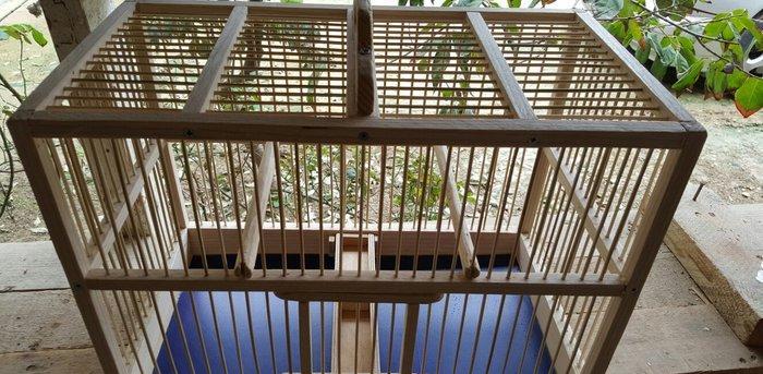 Qefes. Kanarya ucun daha uygundur (olculeri : uzunlugu-45sm, eni-25 sm