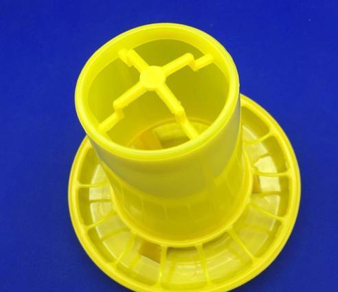 Yem qabı
yemin yere tökülmesini ve israfının qabaqını alır, çox rahat