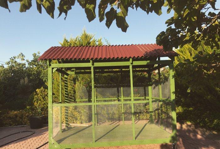 Domik dla jivotnoqo (sobak i )  s kolesami, postroen sovsem noviy. Rea