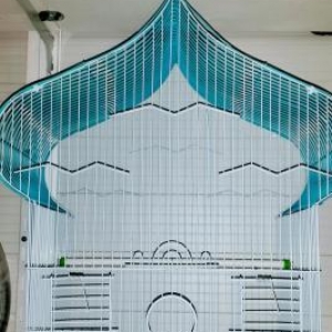 Iri qefes satilir. Su qabi , yem qabi,   papuqay  durmasi ucun cubuq v