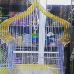 Iri qefes satilir. Su qabi , yem qabi,   papuqay  durmasi ucun cubuq v