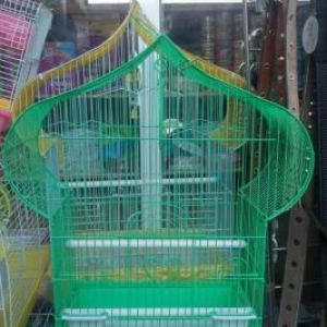 Iri qefes satilir. Su qabi , yem qabi,   papuqay  durmasi ucun cubuq v