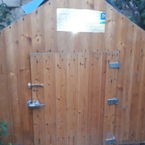 Quşxana satılır. 120 eni 120 uzunu. 1 metr hündürlük. 32 xanəsi var.