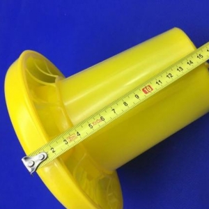 Yem qabı 
yemin yere tökülmesini ve israfının qabaqını alır, çox rahat