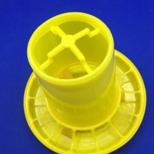 Yem qabı 
yemin yere tökülmesini ve israfının qabaqını alır, çox rahat