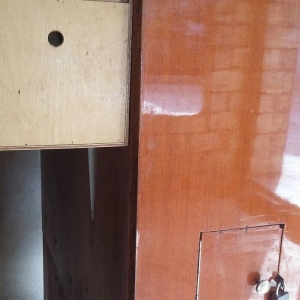 papuqaylar üçün iri qəfəsdi iki yuvası, işıqı, yay qapısı, qış qapısı