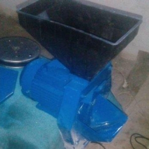 Yem üyüdən

ukrayna istehsalı
saatda 450 kq yem üyüdür
+ ot çekir
+ me