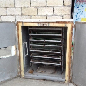 Inqubator. 1100 yumurta tutur. 80-85% cixis. Islek veziyytde. tecili